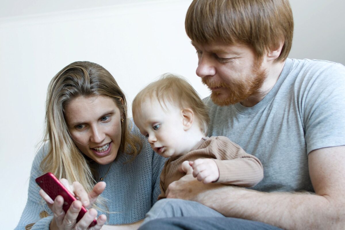 Technoférence : quand le téléphone des parents s'invite entre eux et leur bébé